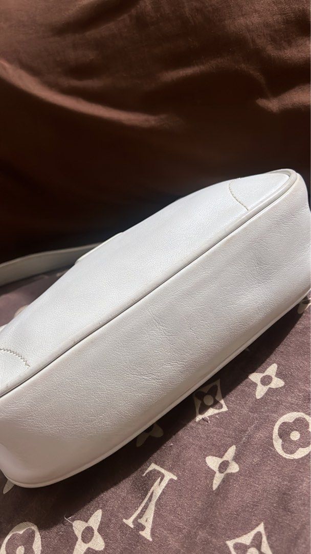COACH SOHO DEMI IN WHITE ( small size ) (Category: Luxury Bags & Wallets) located in Manila. Submitted by y2kkimsthrift (Listing ID 1329135088, Image 3). Description: FREE SF! .