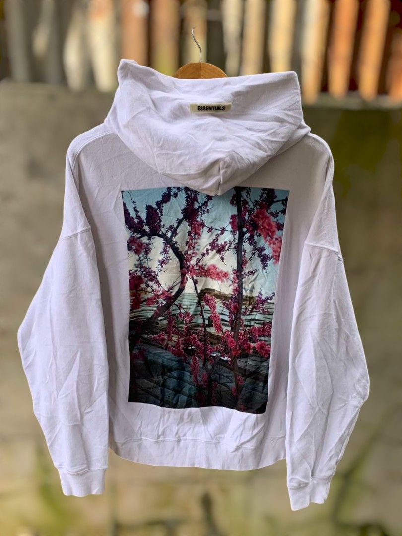 Essentials hoodie (Category: Coats, Jackets and Outerwear) located in Pasig City. Submitted by thrift1997 (Listing ID 1329123881, Image 2). Description: 3,5k shipped Excellent condition 25x27 Authentic!/legit No issue Brandnew condition.