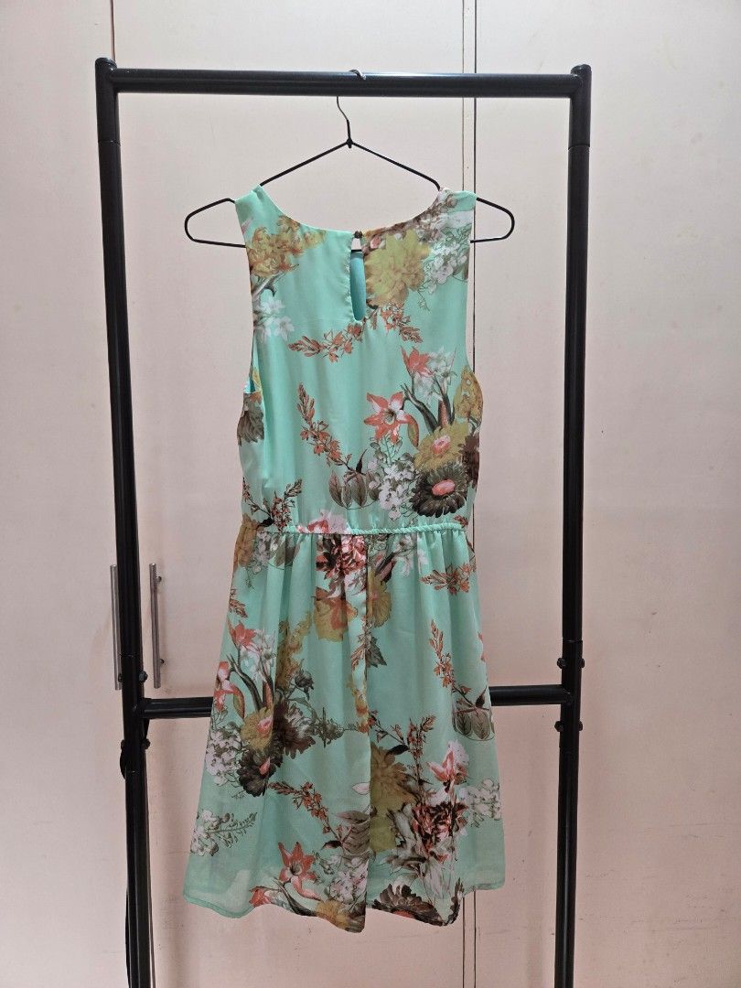 Forever 21 Floral Dress (Category: Dresses) located in Mandaluyong City. Submitted by ks_decluttering18 (Listing ID 1329285901, Image 2). Description: .