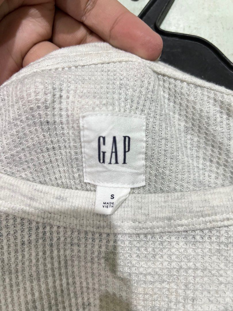 Gap Pullover (Category: Tshirts & Polo Shirts ) located in Makati City. Submitted by romadeclutters (Listing ID 1329238128, Image 3). Description: Gap Men - Pullover Size Small Used once RFS: Decluttering.