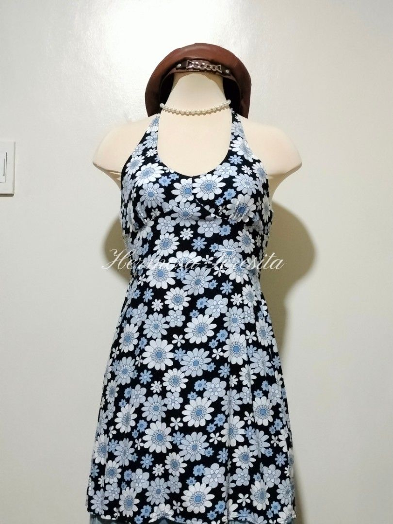 Hollister Co. Floral Backless Halter Dress / Navy Blue Black Mini Floral  Dress / Halter Smocked / Trendy / Y2K / Beach Dress / Picnic Dress / Dainty  Mini Dress / Coquette, Women's Fashion, Tops, Others Tops on Carousell