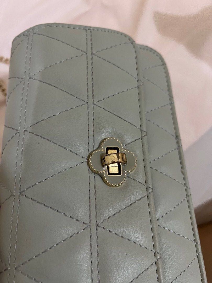 Jovanni Sling Bag (Category: Luxury Bags & Wallets) located in Valenzuela. Submitted by kengdall (Listing ID 1329143046, Image 2). Description: Used twice .