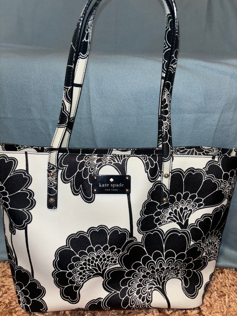 Kate Spade tote bag (Category: Tote Bags) located in Cainta. Submitted by ricaching (Listing ID 1329166355, Image 2). Description: 100% authentic and in very good condition, no wear and tear, damage or stains. Please refer to the photos posted for more information. 🏦 Payment via gcash or bank transfer only. 🚚 Delivery via jrs, j&t, lalamove or grab. Can also do meet ups around marikina, Rizal areas only..