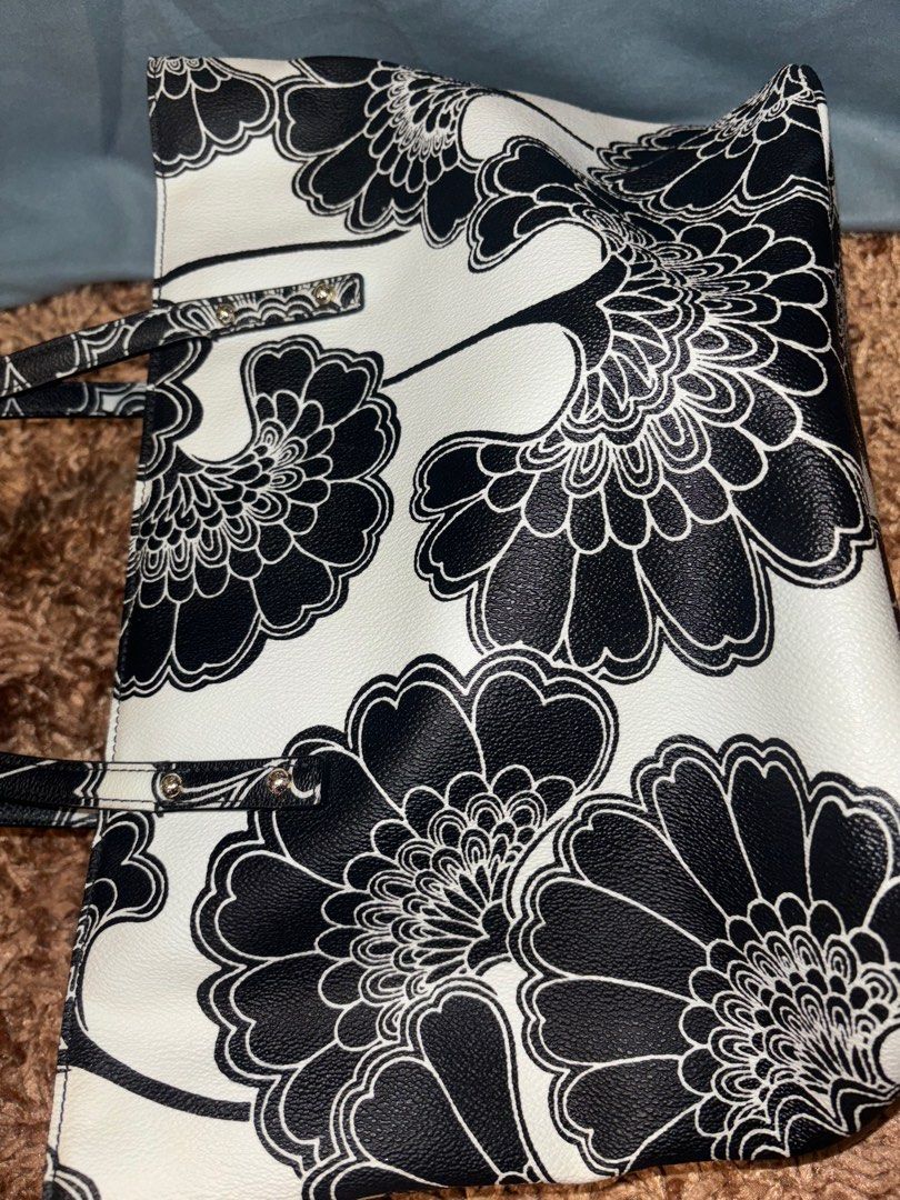 Kate Spade tote bag (Category: Tote Bags) located in Cainta. Submitted by ricaching (Listing ID 1329166355, Image 3). Description: 100% authentic and in very good condition, no wear and tear, damage or stains. Please refer to the photos posted for more information. 🏦 Payment via gcash or bank transfer only. 🚚 Delivery via jrs, j&t, lalamove or grab. Can also do meet ups around marikina, Rizal areas only..