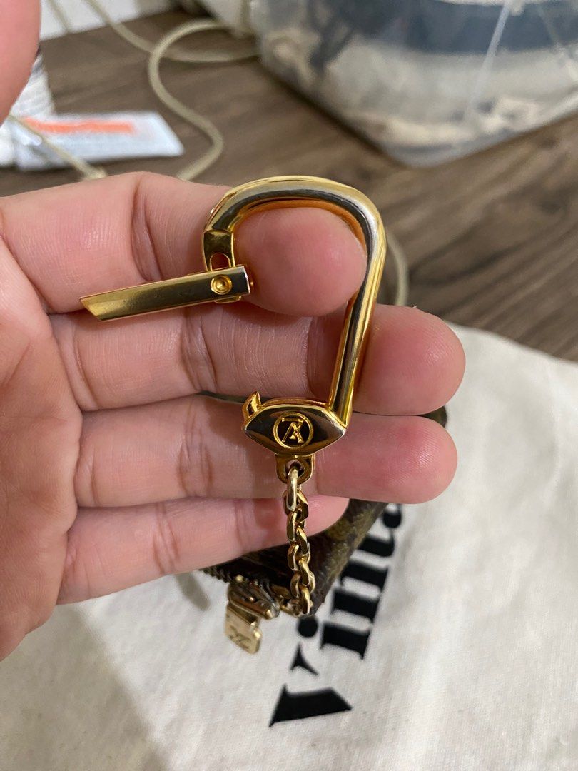 LV key cles (vintage) (Category: Luxury Bags & Wallets) located in Makati City. Submitted by mariaclarissa (Listing ID 1326995459, Image 3). Description: Authentic Vintage key cles bought from DCT Vintage Japan (IG online) This is an extra I bought two. Still in good condition for a vintage. Super clean inside. I have not used it since I bought it. No return / No exchange once sale is closed. Manage expectations when buying preloved items as ther
