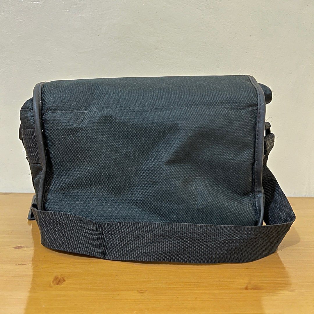 New Sigma 915110 Camera Gadget Bag (Category: Camera Bags & Carriers) located in San Fernando. Submitted by ducklutter (Listing ID 1329210481, Image 3). Description: Market Price is ₱ 2,561 This item is BRAND NEW and has been carefully stored for an extended period. While it may have gathered some dust, it remains unused and is in excellent condition, showing no signs of wear or damage. But no tags or packaging included. Internal Dimensions : 25 