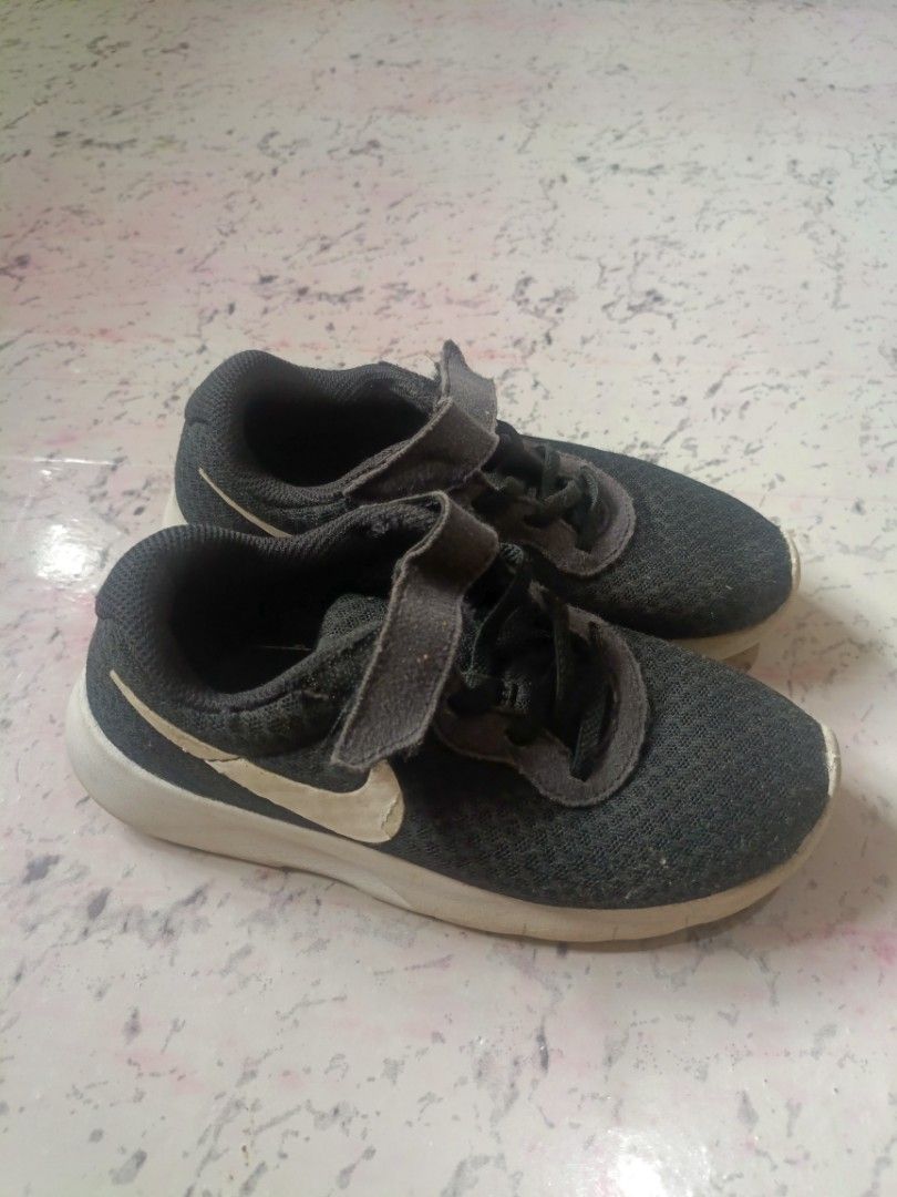 Nike Shoes kids (Category: Babies & Kids Fashion) located in Caloocan City. Submitted by tiffanysarisarishoppe (Listing ID 1329121109, Image 1). Description: Original Nike Shoes kids Black Size EUR 31/ 19CM Rfs: hindi na kasya.