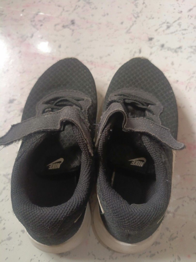 Nike Shoes kids (Category: Babies & Kids Fashion) located in Caloocan City. Submitted by tiffanysarisarishoppe (Listing ID 1329121109, Image 2). Description: Original Nike Shoes kids Black Size EUR 31/ 19CM Rfs: hindi na kasya.