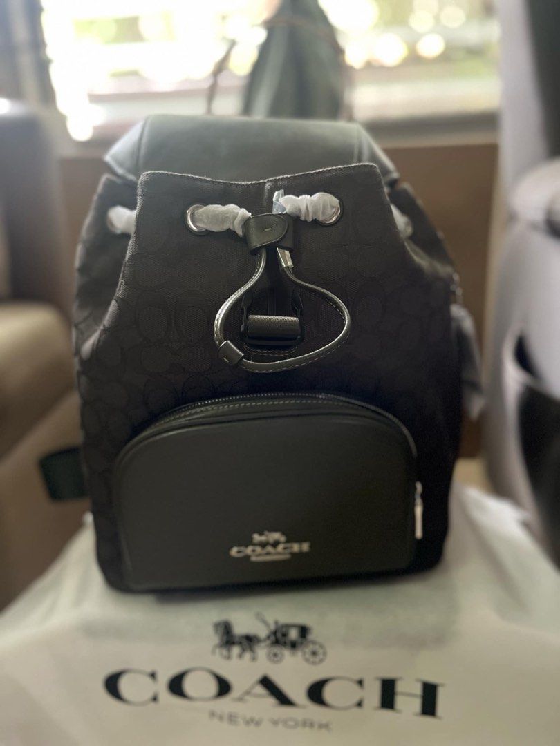 Original Coach bag (Category: Luxury Bags & Wallets) located in Makati City. Submitted by supergirlwannabe (Listing ID 1329213488, Image 2). Description: Original Coach bag. Bought from Singapore Color : Army Green.