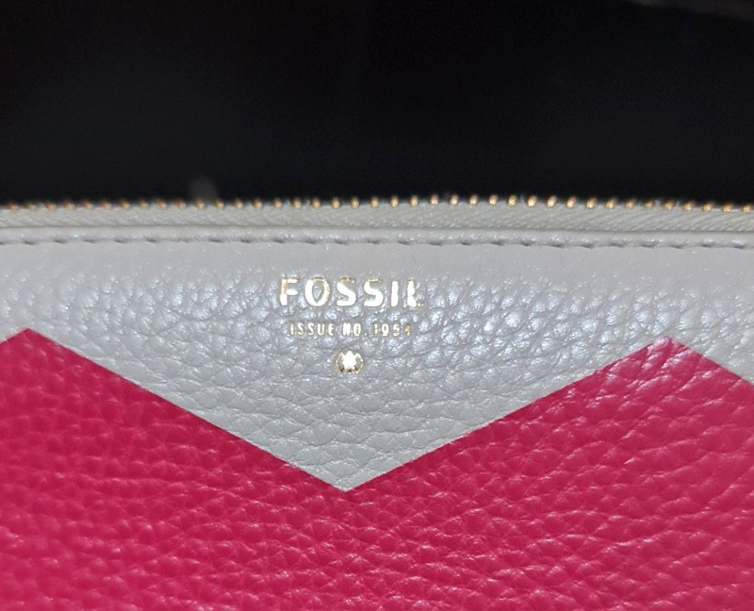 Preloved Dompet FOSSIL VALENTINES DAY ZIP AROUND WRISTLET LEATHER WOMEN  WALLET GREY Authentic (beli di butik)