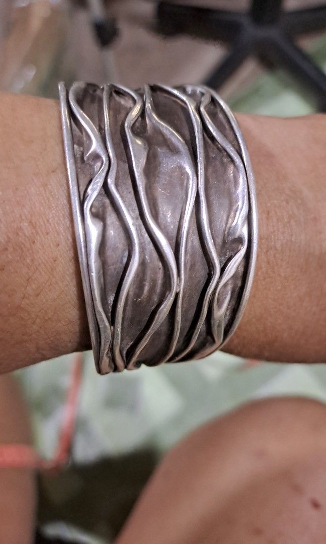 Rare to find large size 925 silver Bangle bracelet (Category: Bracelets) located in Davao. Submitted by bravemoon_556cd5 (Listing ID 1329223675, Image 2). Description: pre owned from USA 🇺🇸 we ship nationwide gcash or bank account payment mode.