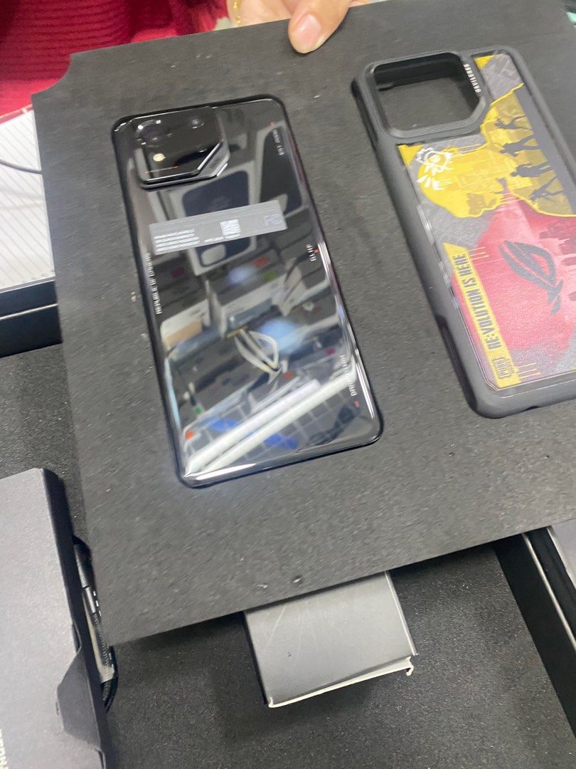 ROG 8 (Category: Asus) located in San Juan City. Submitted by ace_gadgethub (Listing ID 1329168877, Image 2). Description: ROG 8 12/256gb Openbox only. Complete package! .