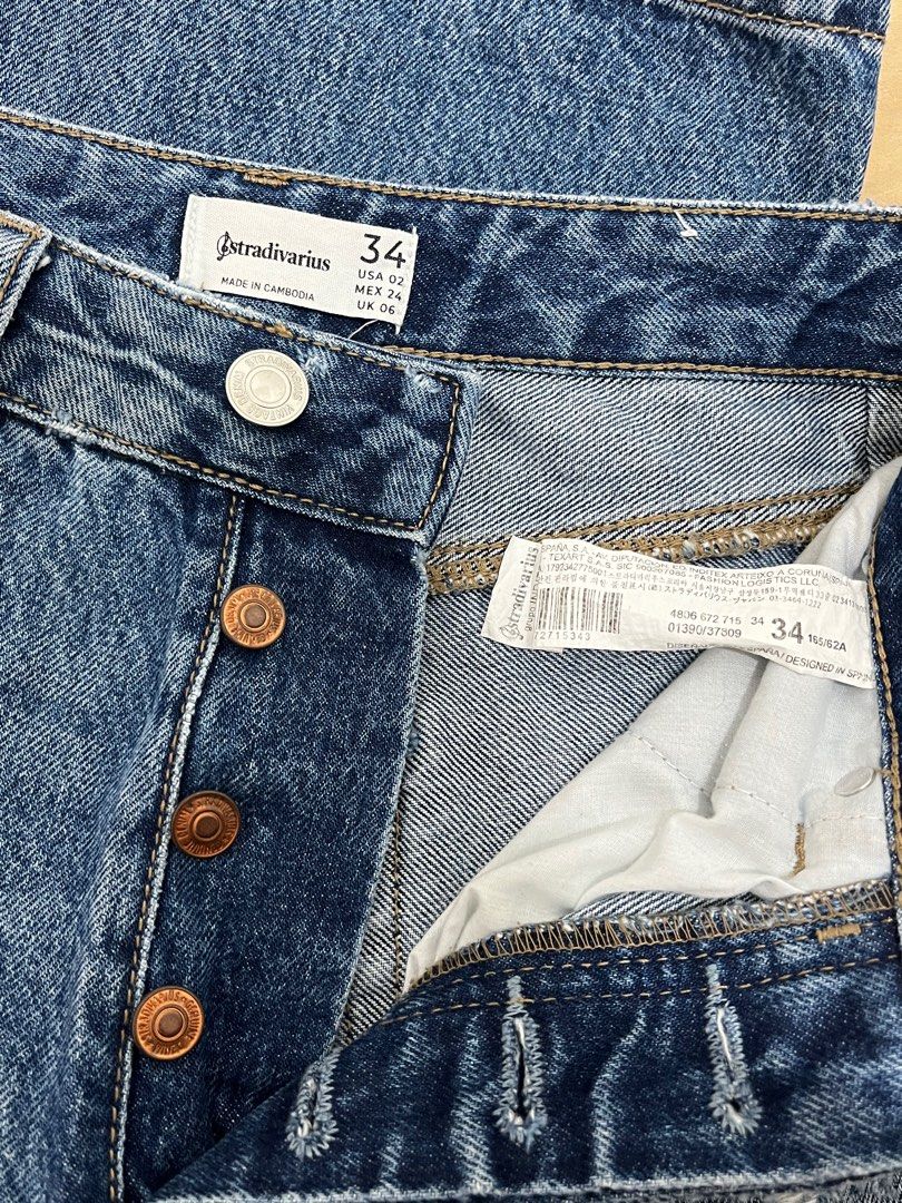 Stradivarius Highwaist Jeans (Category: Jeans) located in Makati City. Submitted by declutterwitheway (Listing ID 1329157650, Image 2). Description: Bought last year at Shangri-la SRP 2595 Selling for 1k only since this was used once lang last year and it doesnt fit me anymore :( This jeans has a superb quality, hard to let go but this wont really fit me anymore :( The color might be slightly different due to lighting but its denim blue! Super su