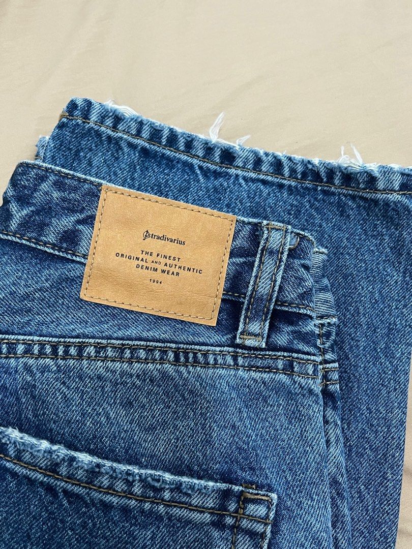 Stradivarius Highwaist Jeans (Category: Jeans) located in Makati City. Submitted by declutterwitheway (Listing ID 1329157650, Image 3). Description: Bought last year at Shangri-la SRP 2595 Selling for 1k only since this was used once lang last year and it doesnt fit me anymore :( This jeans has a superb quality, hard to let go but this wont really fit me anymore :( The color might be slightly different due to lighting but its denim blue! Super su