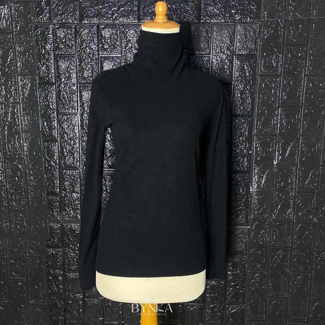 Turtleneck Uniqlo Fesyen Wanita Pakaian Wanita Atasan di Carousell