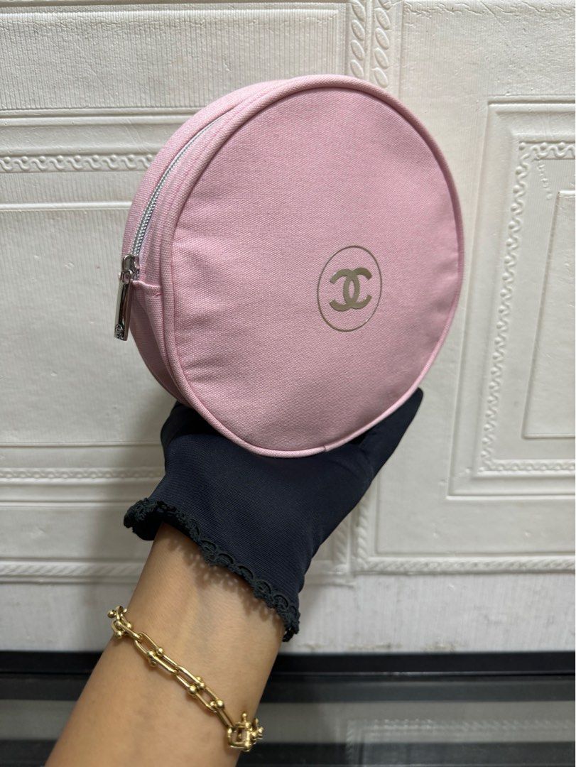 Authentic chanel vip make up poch (Category: Luxury Bags & Wallets) located in Rizal. Submitted by houseofbell (Listing ID 1329459715, Image 2). Description: Size 6 inches.