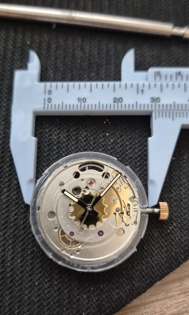 Automatic watch (Category: Watches) located in Singapore. Submitted by roman2100 (Listing ID 1329334403, Image 2). Description: only the Automatic machine. not working. 23 jewel. Automatic come with dail..