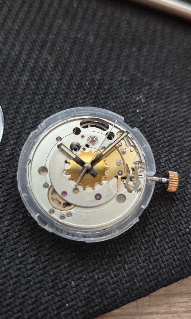 Automatic watch (Category: Watches) located in Singapore. Submitted by roman2100 (Listing ID 1329334403, Image 1). Description: only the Automatic machine. not working. 23 jewel. Automatic come with dail..