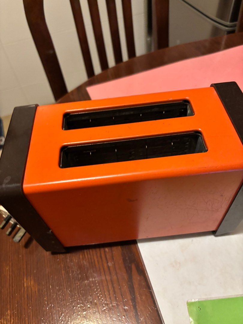 Bread toaster (Category: Other Kitchenware & Tableware) located in Singapore. Submitted by lindaskng (Listing ID 1329323014, Image 2). Description: Bread toaster Leave message if interested .