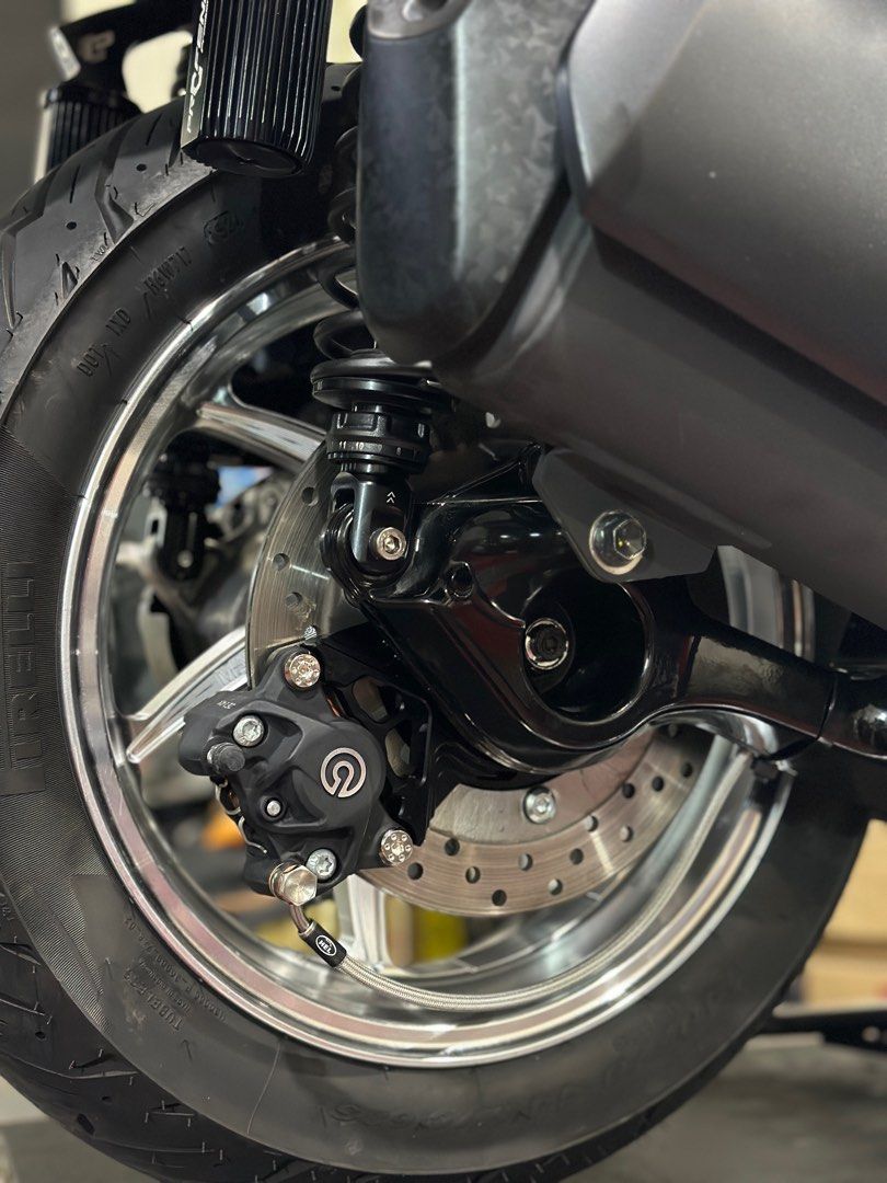 Brembo M3 + P34 🖤🤍 (Category: Motorcycle Accessories) located in Singapore. Submitted by k4rb0nz (Listing ID 1329439362, Image 2). Description: Xmax Combo Brembo M3/P34 🖤🤍 $800 Brembo M3 + Kamui Front 267/300mm P34 Black Silver Logo + Kamui Normal Bracket 2 x Caliper Screw Or $890 Brembo M3 + Kamui Front 267/300mm P34 Black Silver Logo + Underslung Bracket + 1pcs Hel Hose 2 x Caliper Screw ‼️Price Inclusive Of Installation‼️ 🫡 Payment Method