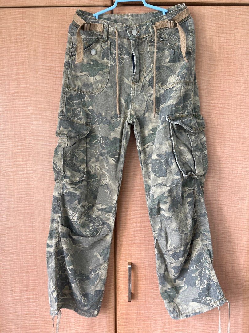 camo pants (Category: Jeans & Leggings) located in Singapore. Submitted by jamjamjamjamm (Listing ID 1329323621, Image 1). Description: hi! i've only ever worn this ONCE and it's still new. PLEASE help me to clear my clothes 🙏 dm for more info! price can nego.