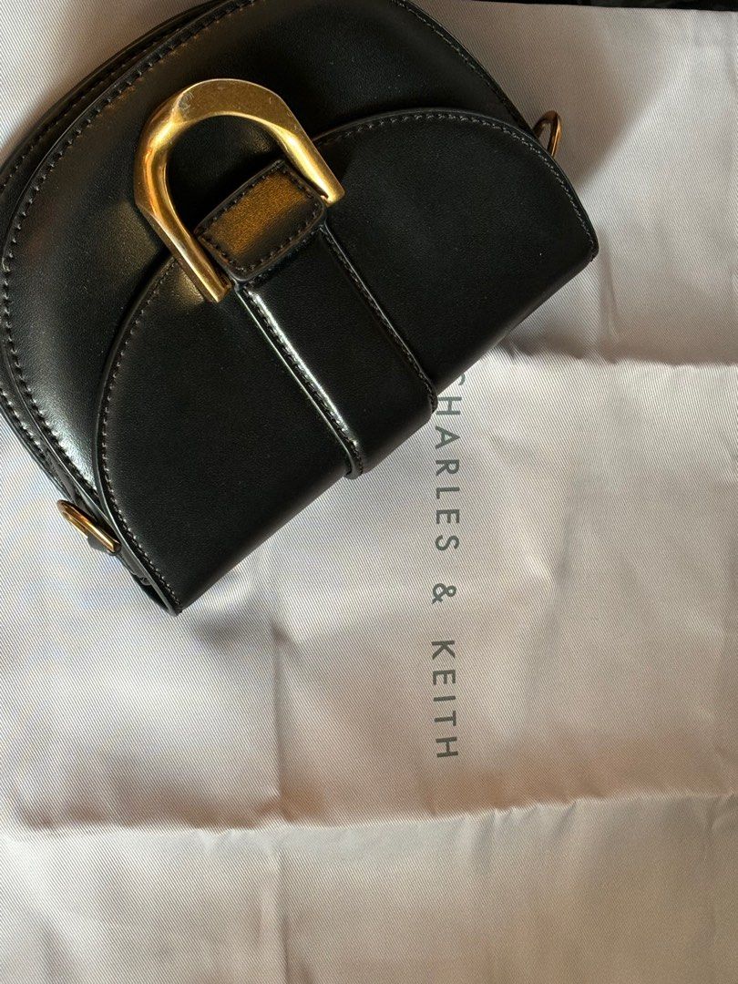 charles and keith （分類：多用途袋）位於 Hong Kong。 由 thenn3 提交（商品編號 1329384371，圖片 2）。簡介： charles and keith Size S 兩款孭帶。