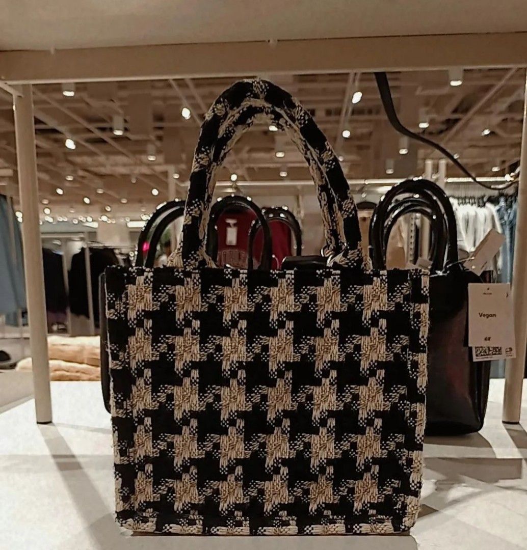 Houndstooth Black&White Mini Shoulder Bag (Category: Shoulder Bags) located in Quezon City. Submitted by dphnhere (Listing ID 1329355372, Image 1). Description: *Price is negotiable *Houndstooth *No tears *Strap is removable.