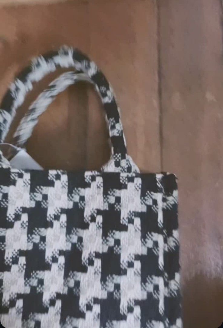 Houndstooth Black&White Mini Shoulder Bag (Category: Shoulder Bags) located in Quezon City. Submitted by dphnhere (Listing ID 1329355372, Image 3). Description: *Price is negotiable *Houndstooth *No tears *Strap is removable.