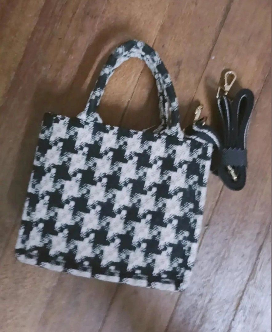 Houndstooth Black&White Mini Shoulder Bag (Category: Shoulder Bags) located in Quezon City. Submitted by dphnhere (Listing ID 1329355372, Image 2). Description: *Price is negotiable *Houndstooth *No tears *Strap is removable.