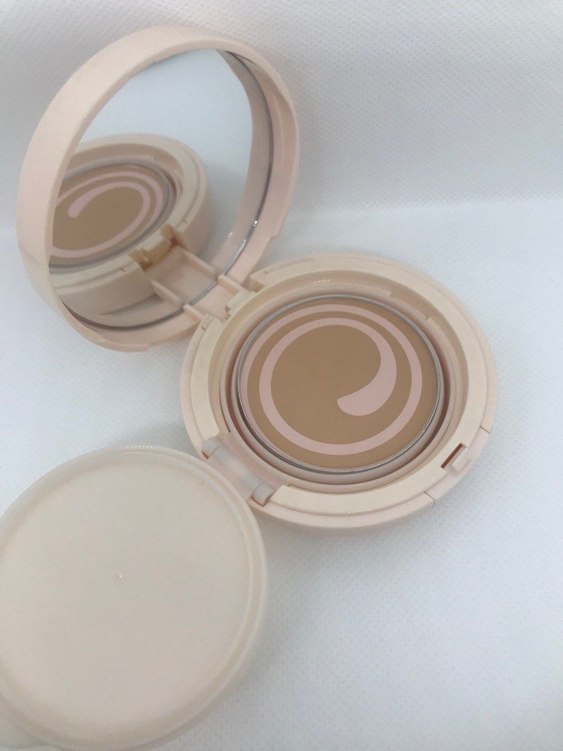 Innisfree Mineral Melting Foundation Glow 02 (Category: Makeup) located in Quezon City. Submitted by currency27 (Listing ID 1329330152, Image 2). Description: Authentic Store bought Brandnew/unused No box Issue: I don’t remember when I bought it hence selling low RFS: raising funds, not into collecting make up anymore Pick up/checking of item is allowed in Xavierville in Quezon City. No other meet up place. No free shipping, buyer will take care 