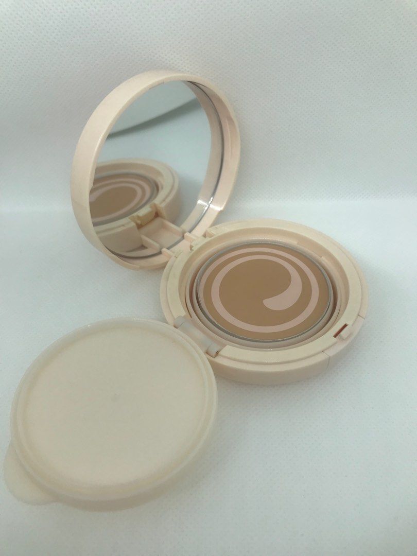 Innisfree Mineral Melting Foundation Glow 02 (Category: Makeup) located in Quezon City. Submitted by currency27 (Listing ID 1329330152, Image 1). Description: Authentic Store bought Brandnew/unused No box Issue: I don’t remember when I bought it hence selling low RFS: raising funds, not into collecting make up anymore Pick up/checking of item is allowed in Xavierville in Quezon City. No other meet up place. No free shipping, buyer will take care 