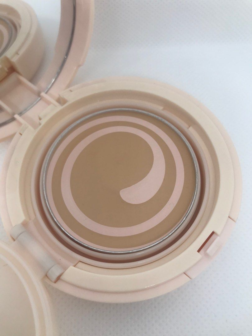 Innisfree Mineral Melting Foundation Glow 02 (Category: Makeup) located in Quezon City. Submitted by currency27 (Listing ID 1329330152, Image 3). Description: Authentic Store bought Brandnew/unused No box Issue: I don’t remember when I bought it hence selling low RFS: raising funds, not into collecting make up anymore Pick up/checking of item is allowed in Xavierville in Quezon City. No other meet up place. No free shipping, buyer will take care 