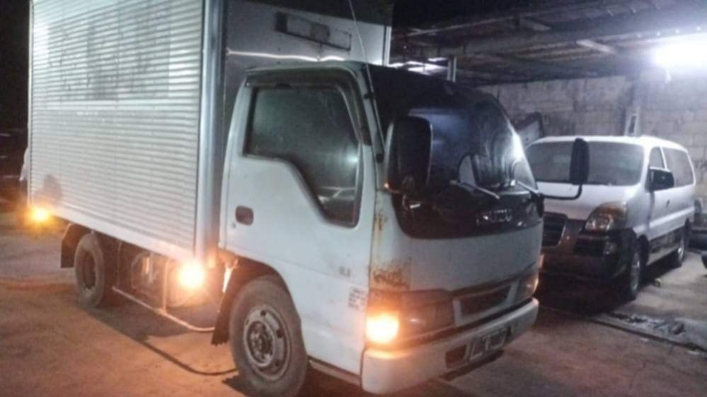 Isuzu Elf Giga NKR 12ft close van (Category: Heavy Vehicles) located in Antipolo. Submitted by antipolo_autozone (Listing ID 1329355093, Image 2). Description: Isuzu elf giga nkr 12 feet close van 2015 4x4 matic 2015 Cold ac sa harap 4jg2 engine manual Complete paper New change oil . Updated Ragistro. Antipolo city Area 09157233358.