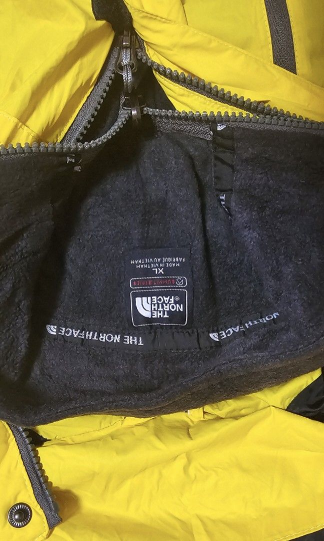 Jacket (Category: Coats, Jackets and Outerwear) located in Singapore. Submitted by lynntott (Listing ID 1329390746, Image 4). Description: Winter Wear- brand:The North Face Price Negotiable like new (worn once) price negotiable.