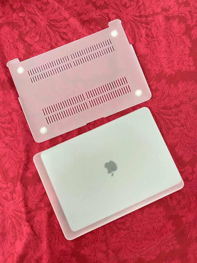 MacBook Casing (Category: Laptops & Notebooks) located in Lahat. Submitted by rinjefri (Listing ID 1329391455, Image 2). Description: Macbook Case Clear Protective Cover Cystal Plastic Hard (Frosted) Reason to letgo - wrong size For : - Macbook Air 13.3 - Frosted - Model A1369/A1466 * Please check first your macbook model before purchase Meetup - COD Lrt Kerichi / Universiti .