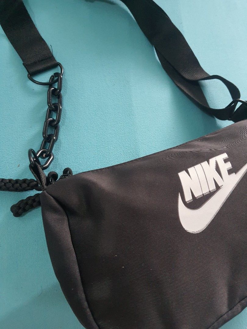 Nike Sling Unisex New (Category: Sling Bags) located in Quezon City. Submitted by pinksgate31 (Listing ID 1329290274, Image 2). Description: Perfect pang gift,new and pwede kahit kanino. Size: 7 x 11 inches.