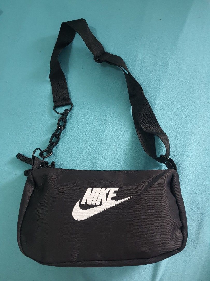 Nike Sling Unisex New (Category: Sling Bags) located in Quezon City. Submitted by pinksgate31 (Listing ID 1329290274, Image 1). Description: Perfect pang gift,new and pwede kahit kanino. Size: 7 x 11 inches.