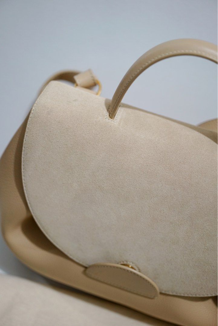 Polene Numero Un Edition Trio Sand (USED ONCE!) (Category: Luxury Bags & Wallets) located in Pasig City. Submitted by idrkarizzauy (Listing ID 1329330374, Image 3). Description: *Rush sale* Polène’s first design, the “Numéro Un”, is instantly recognizable thanks to the blended curves and folds that give the model its signature shape. Details: * Made by leather goods artisans in Ubrique, Spain. * Signature folds held in place by hand stitching. * 