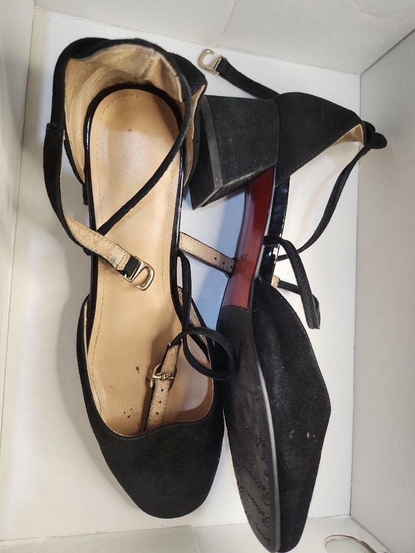Preloved Office black shoes (Category: Heels) located in Manila. Submitted by supersulit_08 (Listing ID 1329356508, Image 1). Description: PT' Son brand office shoes are known for their stylish yet professional appearance, designed specifically for office environments. Typically, these shoes feature: Material: High-quality leather or synthetic leather for a polished and durable look. Design: Sleek and minimalistic, often in classic colors like bl
