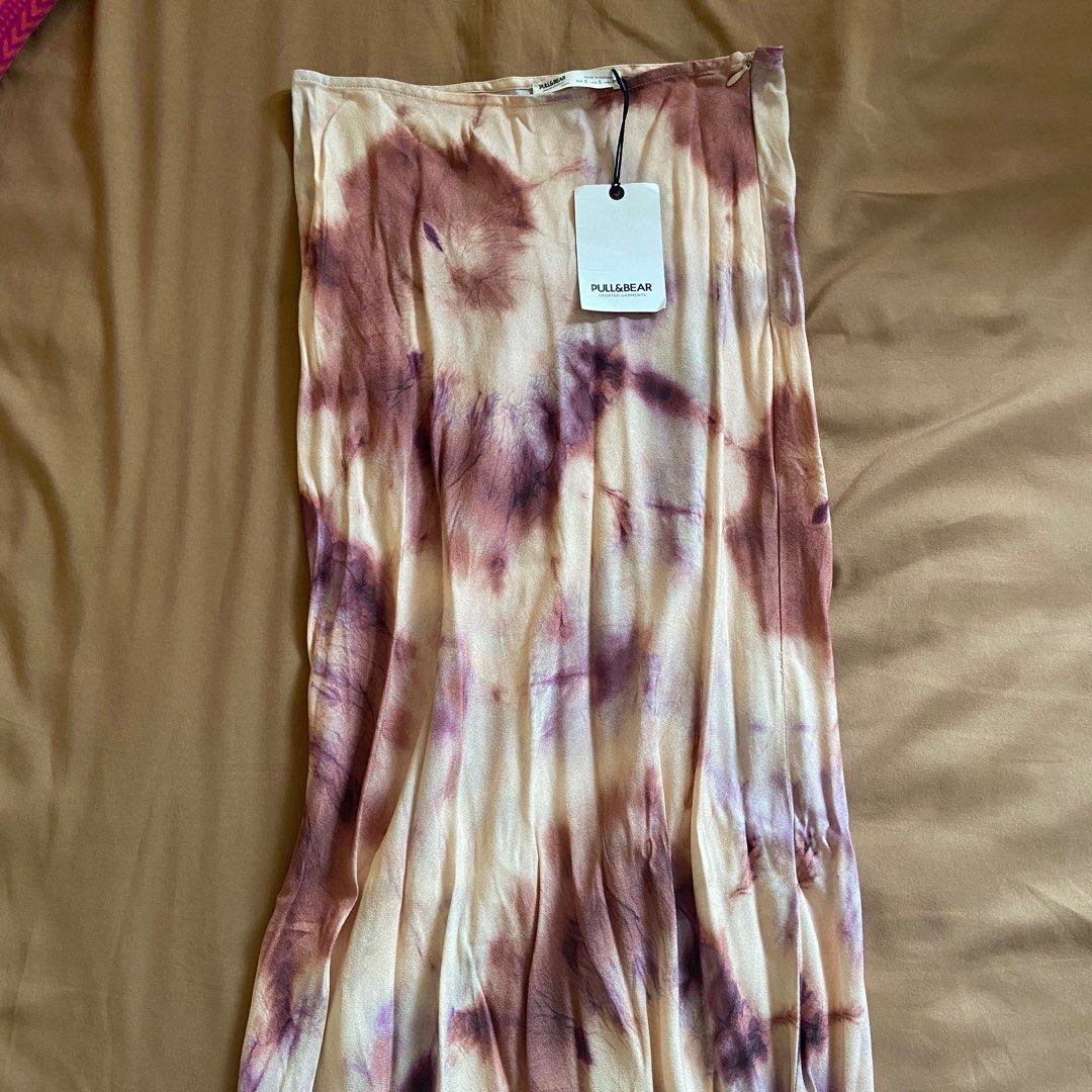 Pull & Bear Maxi Beach Skirt (Category: Skirts) located in Quezon City. Submitted by cmsupreloved (Listing ID 1329325250, Image 1). Description: Brandnew.