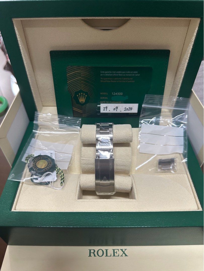 Rolex Oyster Perpetual 41 (Category: Luxury Watches) located in Makati City. Submitted by tuttiraghani (Listing ID 1329388627, Image 2). Description: Selling! Rolex Oyster Perpetual 41 Green 520k only Brand new, fresh date Full set and Complete Makati area Pm me.