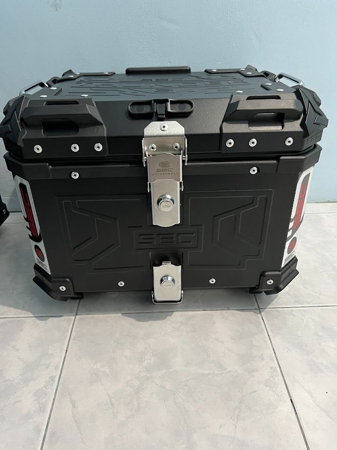 SEC Top Box 45 liters complete set - 4000 PHP., Motorbikes, Motorbike ...