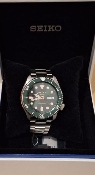 Seiko 5 green diver top