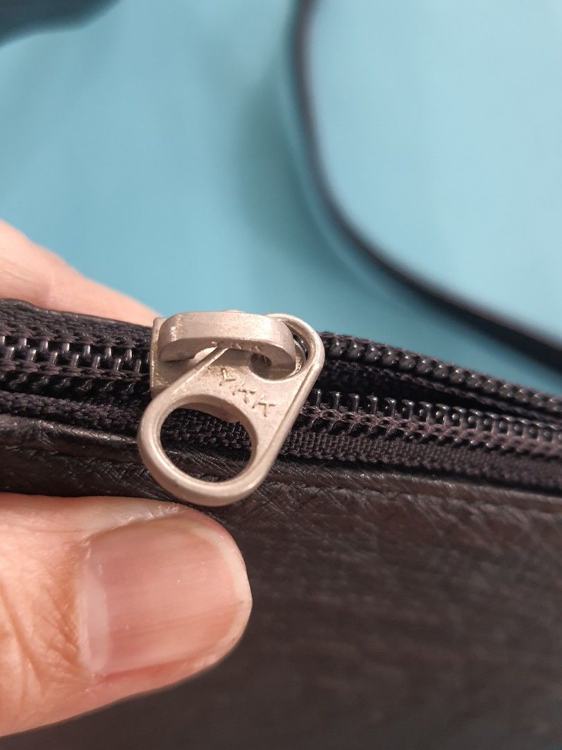 Sling Bag Leather (Category: Cross-body Bags) located in Quezon City. Submitted by pinksgate31 (Listing ID 1329298213, Image 3). Description: Ykk zip,ostrich leather,crossbody bag. Size: 5 x 9 inches.