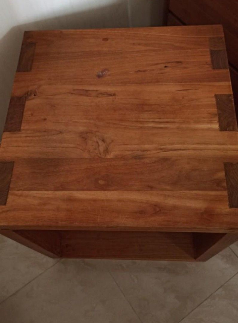 Tree table （分類：桌子）位於 Hong Kong。 由 bleuumoon 提交（商品編號 1329316608，圖片 3）。簡介： bought from TREE solid wood and multifunctional, can be used as chair, coffee table and storage 50*50*50 no damage with sign of use like scratches and dents self pick up in Mei foo residential area。