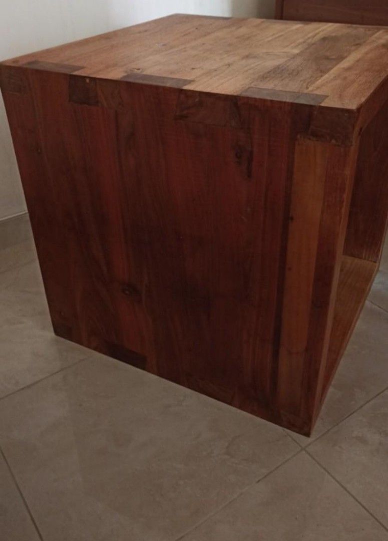 Tree table （分類：桌子）位於 Hong Kong。 由 bleuumoon 提交（商品編號 1329316608，圖片 2）。簡介： bought from TREE solid wood and multifunctional, can be used as chair, coffee table and storage 50*50*50 no damage with sign of use like scratches and dents self pick up in Mei foo residential area。