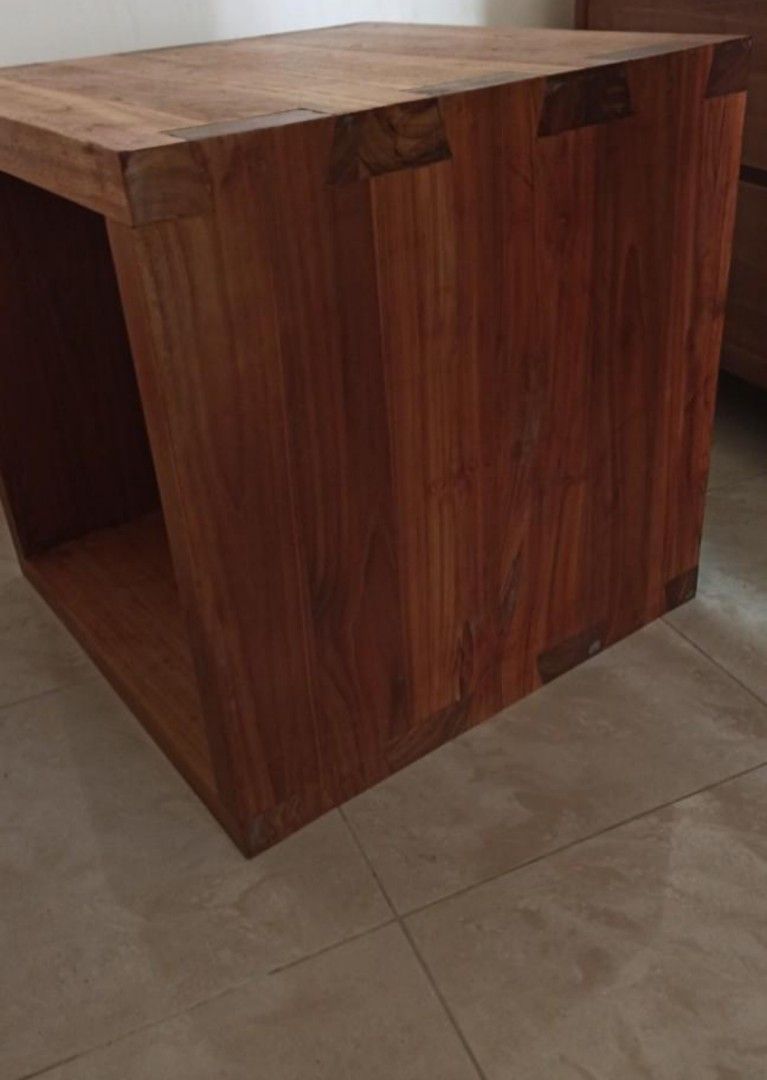 Tree table （分類：桌子）位於 Hong Kong。 由 bleuumoon 提交（商品編號 1329316608，圖片 1）。簡介： bought from TREE solid wood and multifunctional, can be used as chair, coffee table and storage 50*50*50 no damage with sign of use like scratches and dents self pick up in Mei foo residential area。