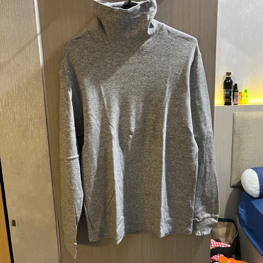 Turtleneck Uniqlo Kaos Grey Abu Original Fesyen Pria Pakaian Atasan di Carousell