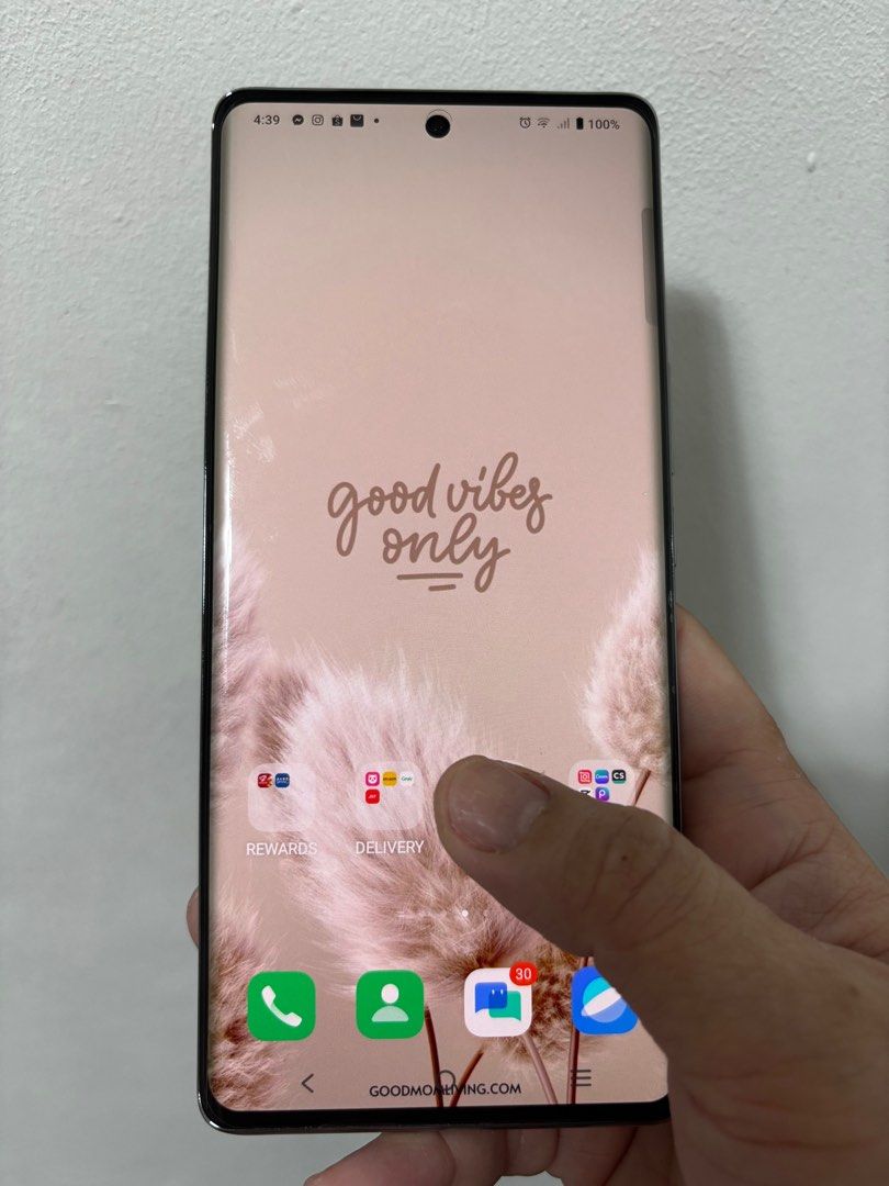 Vivo V30e 5g (Category: Android Others) located in Cebu City. Submitted by theretailshop (Listing ID 1329295042, Image 1). Description: Lady owned. Less than 3 months used. Extra phone only. With box, original charger and cord. With cases. Operating System Funtouch OS 14 Ingress Protection Rating IP64 Android Version Android 14 Processor Qualcomm Snapdragon® 6 Gen 1 CPU Core Count 8 Process Node 4 nm CPU Clock Speed 4 × 2.2 GHz + 4 × 1.8 GHz RAM 