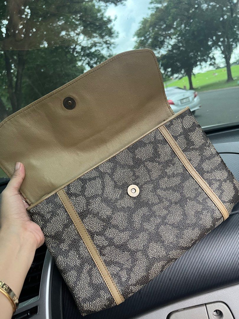 Ysl clutch (Category: Luxury Bags & Wallets) located in Manila. Submitted by dmaker_closet (Listing ID 1329365080, Image 3). Description: Ysl clutch you can make it woc Rush sale Location : villamor air base pasay.